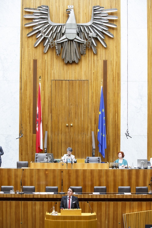 Nationalratsabgeordneter Reinhard Eugen Bösch (F) am Rednerpult. Am Präsidium Nationalratspräsidentin Barbara Prammer (S).