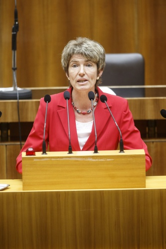 Nationalratsabgeordnete Martina Diesner-Wais (V) am Rednerpult