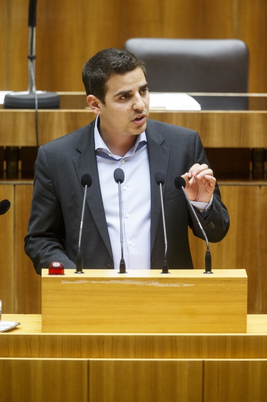 Nationalratsabgeordneter Asdin El Habbassi (V) am Rednerpult