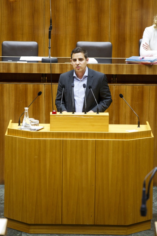 Nationalratsabgeordneter Asdin El Habbassi (V) am Rednerpult