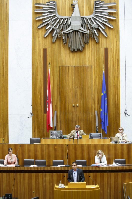 Nationalratsabgeordneter Asdin El Habbassi (V) am Rednerpult. Auf der Regierungsbank v.li.: Familienministerin Sophie Karmasin (V) und Staatssekretärin Sonja Steßl (S). Am Präsidium Dritter Nationalratspräsident Norbert Hofer (F)