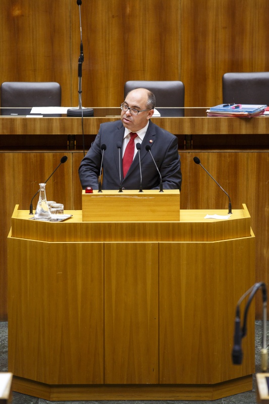 Nationalratsabgeordneter Klaus Uwe Feichtinger (S) am Rednerpult