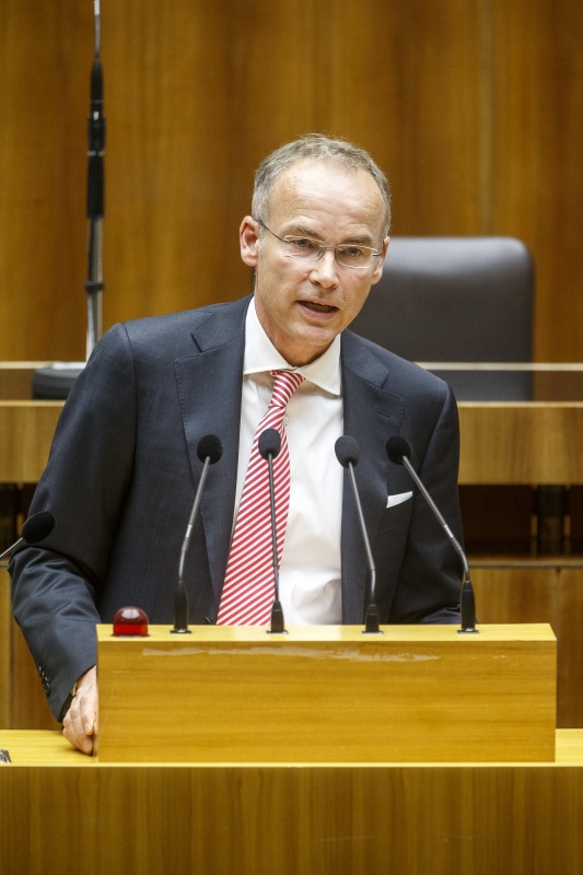Nationalratsabgeordneter Marcus Franz am Rednerpult