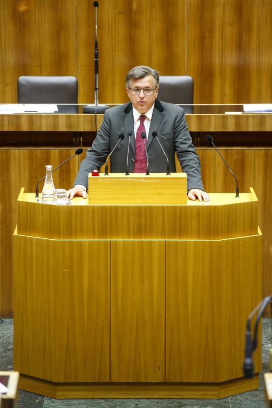 Nationalratsabgeordneter Fritz Grillitsch (V) am Rednerpult