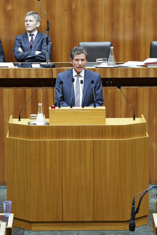 Nationalratsabgeordneter Karlheinz Töchterle (V) am Rednerpult. Im Hintergrund auf der Regierungsbank Kulturminister Josef Ostermayer (S).