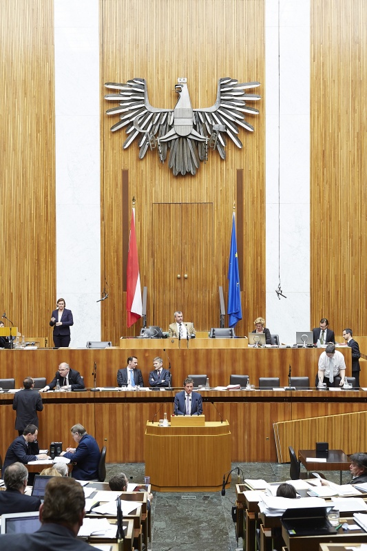Nationalratsabgeordneter Karlheinz Töchterle (V) am Rednerpult. Im Hintergrund auf der Regierungsbank v.li. Justizminister Wolfgang Brandstetter (V), Staatssekretär Jochen Danninger (V) und Kulturminister Josef Ostermayer (S). Am Präsidium Dritter Nationalratspräsident Norbert Hofer (F).