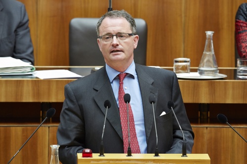 Nationalratsabgeordneter Georg Vetter am Rednerpult