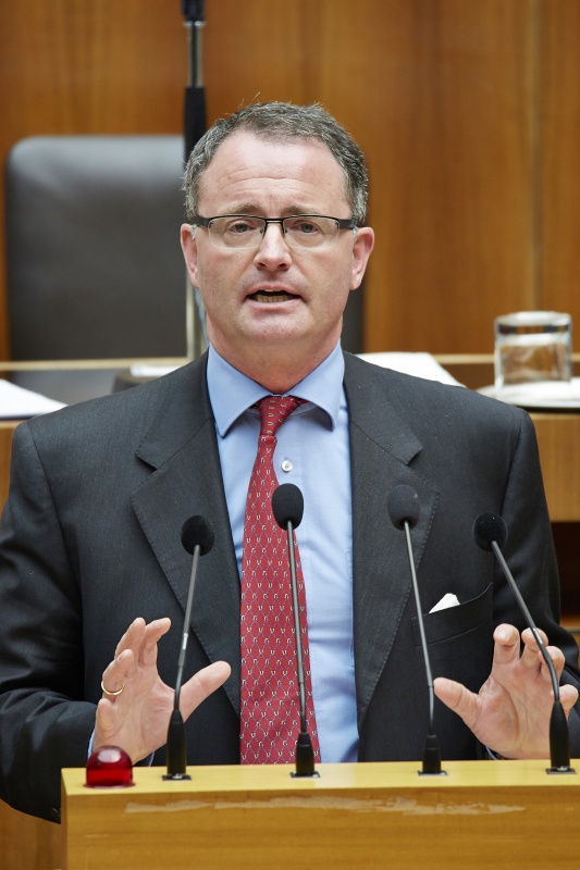 Nationalratsabgeordneter Georg Vetter am Rednerpult