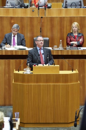 Nationalratsabgeordneter Georg Vetter am Rednerpult. Im Hintergrund auf der Regierungsbank Finanzminister Michael Spindelegger (V) und Verkehrsministerin Doris Bures (S)
