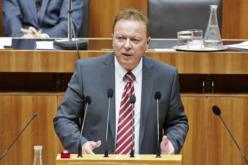 Nationalratsabgeordneter Hannes Weninger (S) am Rednerpult