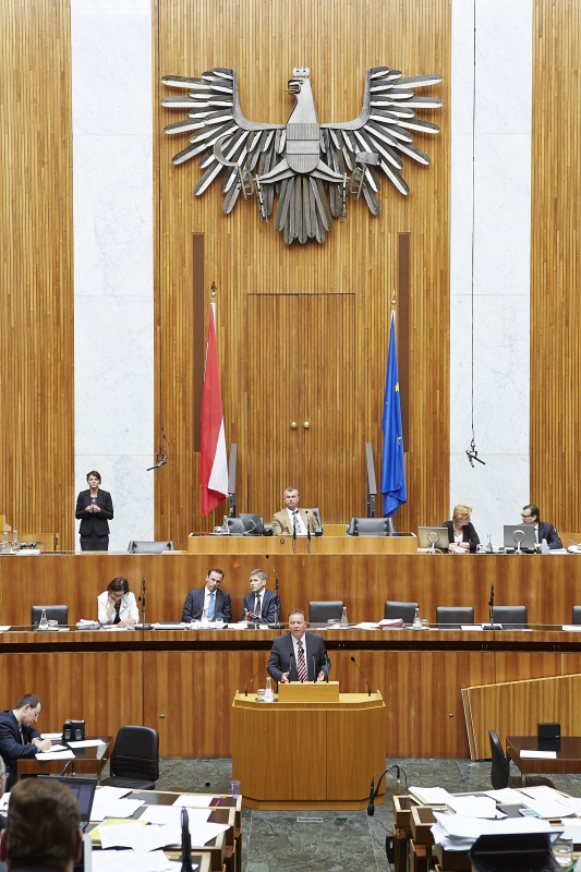 Nationalratsabgeordneter Hannes Weninger (S) am Rednerpult. Im Hintergrund auf der Regierungsbank Innenministerin Johanna Mikl-Leitner (V), Staatssekretär Jochen Danninger (V) und Kulturminister Josef Ostermayer (S). Am Präsidium Dritter Nationalratspräsident Norbert Hofer (F).