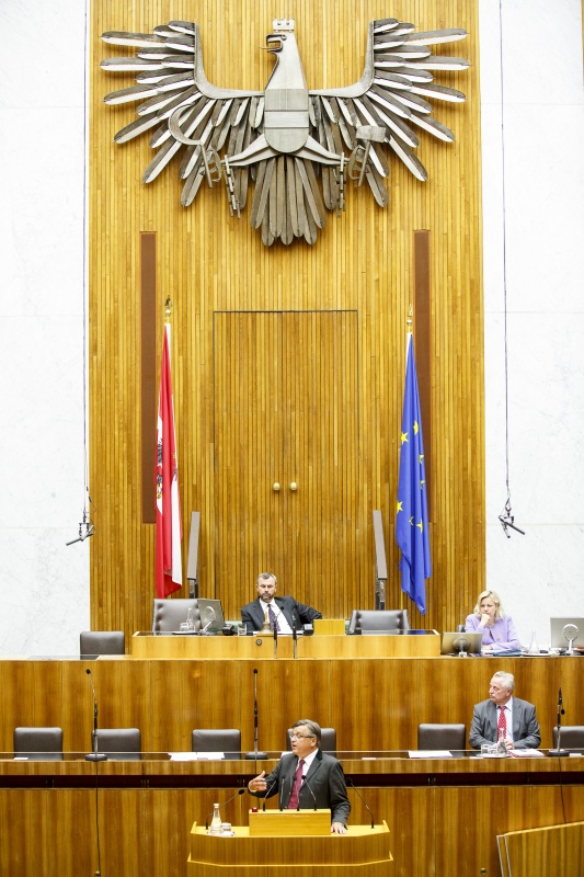 Nationalratsabgeordneter Fritz Grillitsch (V) am Rednerpult. Auf der Regierungsbank Sozialminister Rudolf Hundstorfer (S). Am Präsidium Dritter Nationalratspräsident Norbert Hofer (F)
