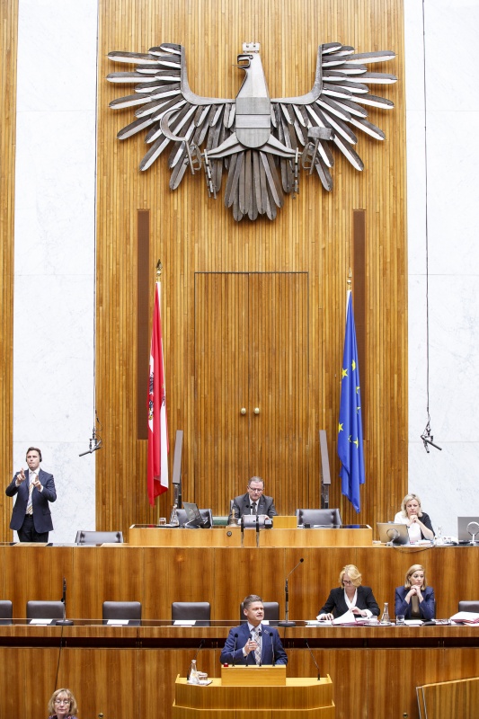Nationalratsabgeordneter Andreas Hanger (V) am Rednerpult. Auf der Regierungsbank v.li.: Verkehrsministerin Doris Bures (S) und Staatssekretärin Sonja Steßl (S). Am Präsidium Zweiter Nationalratspräsident Karlheinz Kopf (V):
