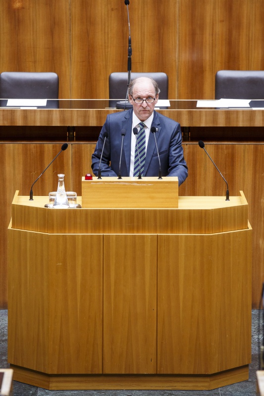 Nationalratsabgeordneter Johann Hechtl (S) am Rednerpult