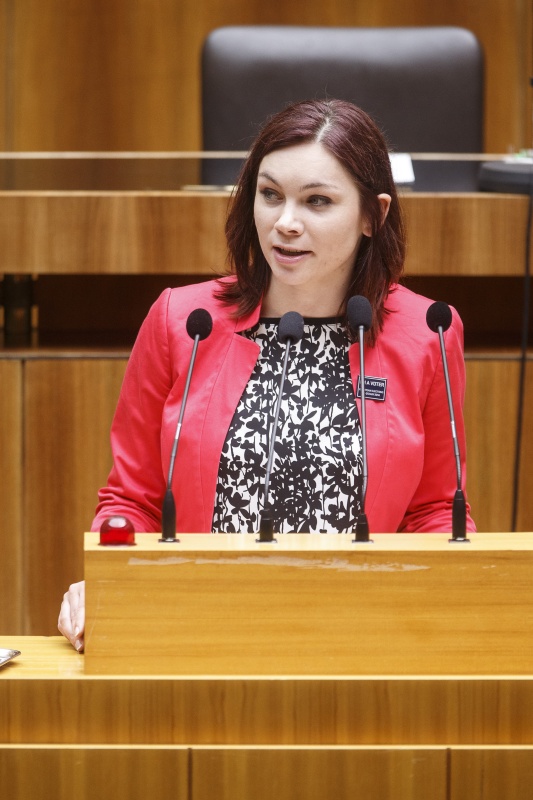 Nationalratsabgeordnete Eva-Maria Himmelbauer (V) am Rednerpult