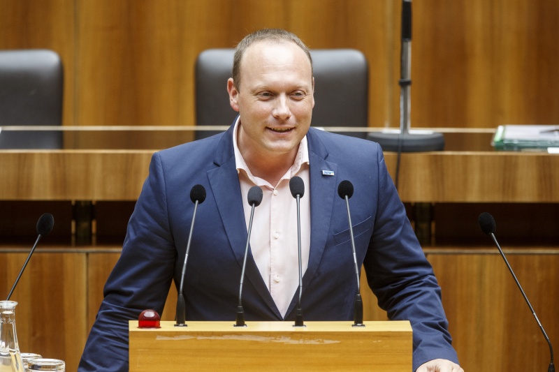 Nationalratsabgeordneter Christian Höbart (F) am Rednerpult