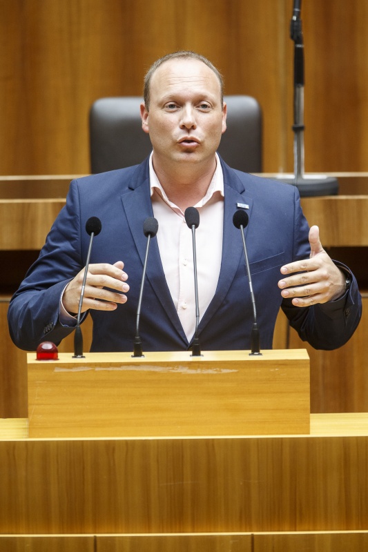 Nationalratsabgeordneter Christian Höbart (F) am Rednerpult