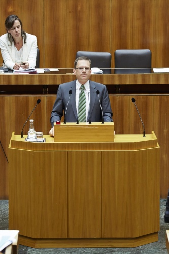Nationalratsabgeordneter August Wöginger (V) am Rednerpult. Im Hintergrund auf der Regierungsbank Familienministerin Sophie Karmasin(V)