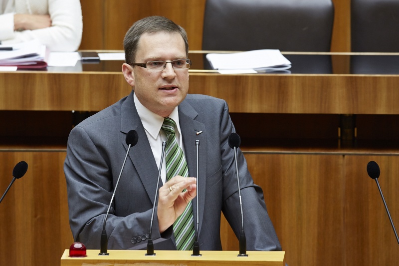 Nationalratsabgeordneter August Wöginger (V) am Rednerpult