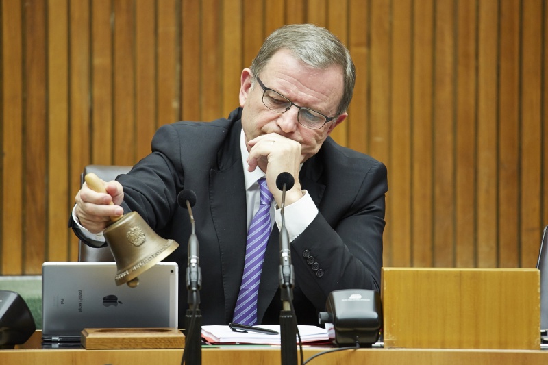 Zweiter Nationalratspräsident Karlheinz Kopf (V) bei der Vorsitzführung am Präsidium mit Glocke