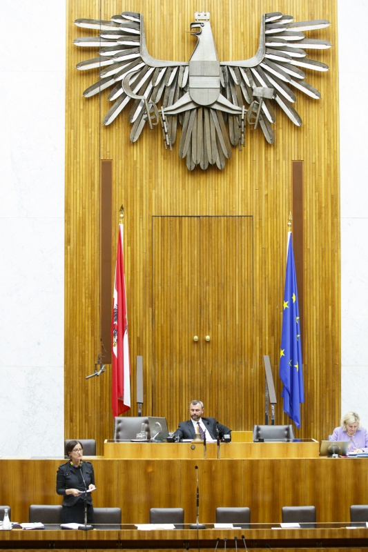 Dritter Nationalratspräsident Norbert Hofer (F) bei der Vorsitzführung. Auf der Regierungsbank Innenministerin Johanna Mikl-Leitner (V) am Wort.
