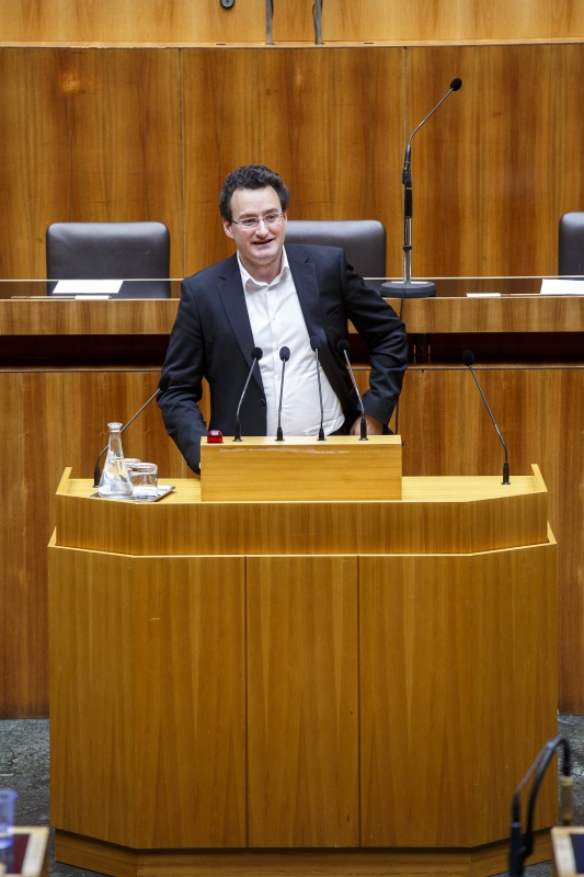 Nationalratsabgeordneter Matthias Köchl (G) am Rednerpult
