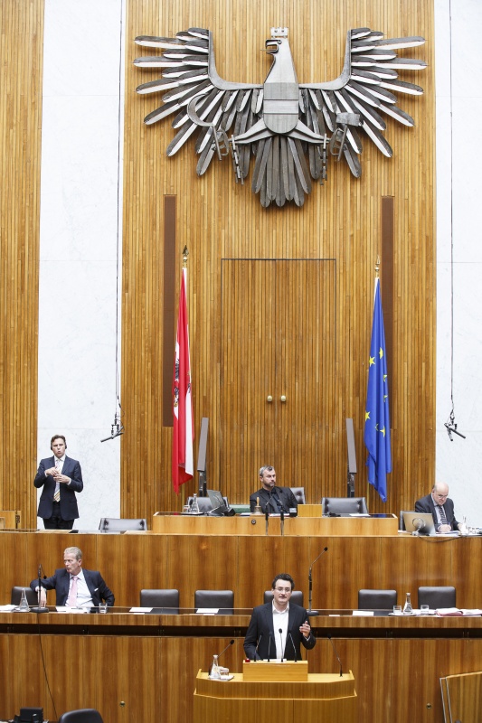 Nationalratsabgeordneter Matthias Köchl (G) am Rednerpult. Auf der Regierungsbank Wirtschaftsminister Reinhold Mitterlehner (V). Am Präsidium Dritter Nationalratspräsident Norbert Hofer (F)