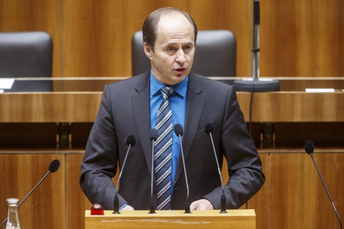Nationalratsabgeordneter Hubert Kuzdas (S) am Rednerpult
