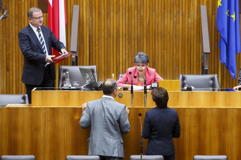 v.li. Zweiter Nationalratspräsident Karlheinz Kopf (V) löst Nationalratspräsidentin Barbara Prammer (S) bei der Vorsitzführung ab
