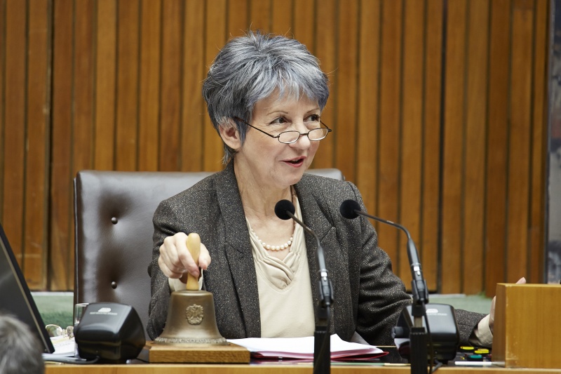 Nationalratspräsidentin Barbara Prammer (S) bei der Vorsitzführung am Präsidium mit Glocke