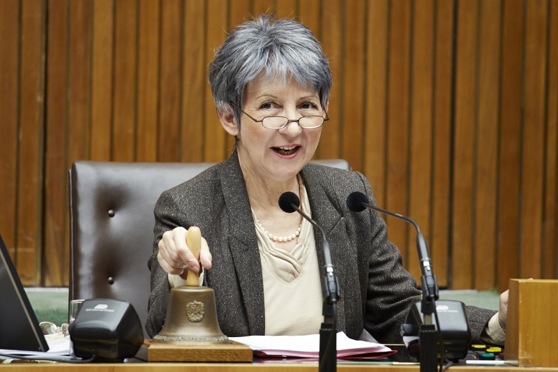 Nationalratspräsidentin Barbara Prammer (S) bei der Vorsitzführung am Präsidium mit Glocke