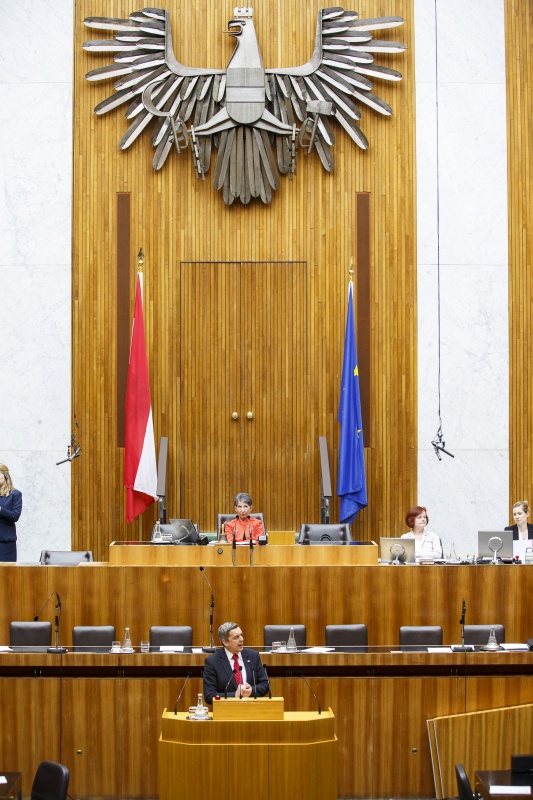 Nationalratsabgeordneter Konrad Antoni (S) am Rednerpult. Im Hintergrund am Präsidium Nationalratspräsidentin Barbara Prammer (S)