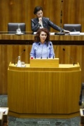 Nationalratsabgeordnete Aygül Berivan Aslan (G) am Rednerpult. Im Hintergrund auf der Regierungsbank Unterrichtsministerin Gabriele Heinisch-Hosek (S)