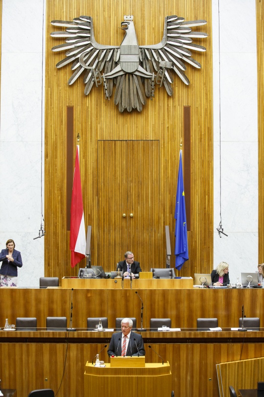 Nationalratsabgeordneter Jakob Auer (V) am Rednerpult. Im Hintergrund am Präsidium Zweiter Nationalratspräsident Karlheinz Kopf (V).