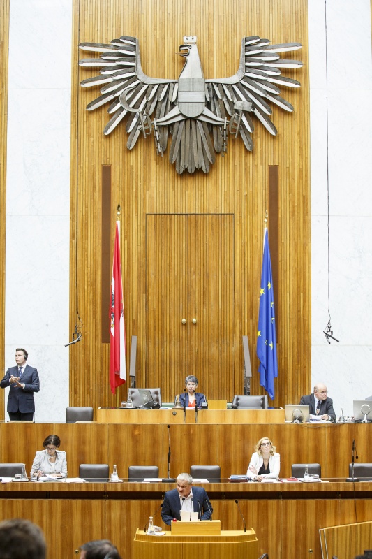 Nationalratsabgeordneter Christian Lausch (F) am Rednerpult. Auf der Regierungsbank Außenministerin Johanna Mikl-Leitner (V) und Staatssekretärin Sonja Steßt (S): Am Präsidium Nationalratspräsidentin Barbara Prammer (S)