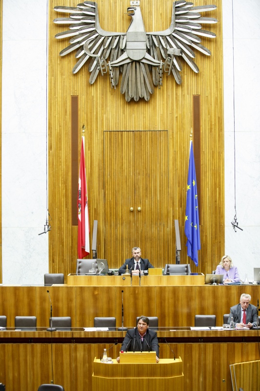 Nationalratsabgeordneter Josef Muchitsch (S) am Rednerpult. Auf der Regierungsbank Sozialminister Rudolf Hundstorfer (S). Am Präsidium Dritter Nationalratspräsident Norbert Hofer (F)