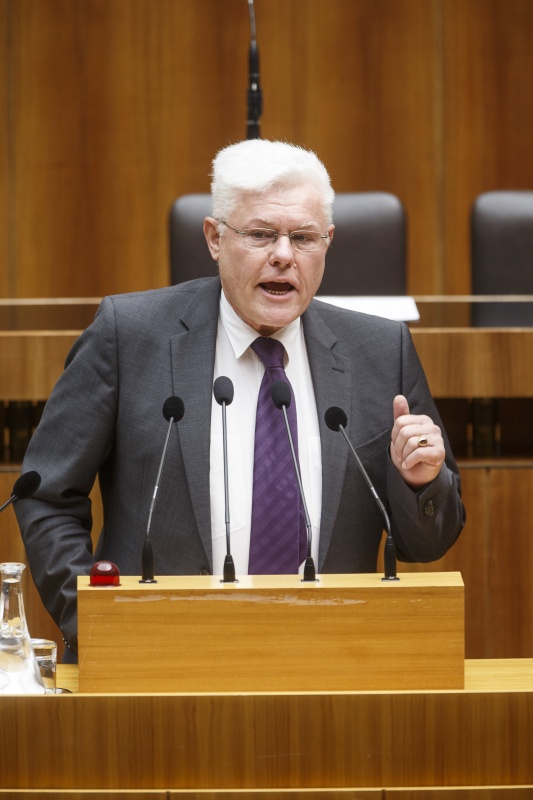 Nationalratsabgeordneter Werner Neubauer (F) am Rednerpult
