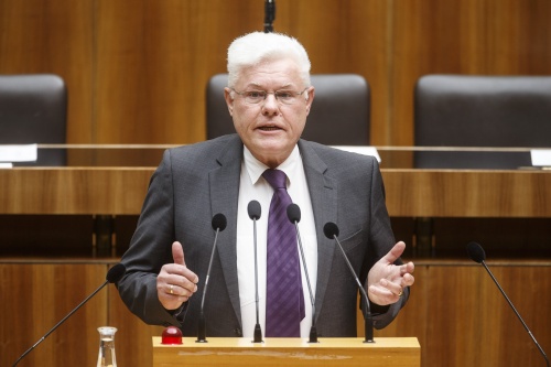 Nationalratsabgeordneter Werner Neubauer (F) am Rednerpult