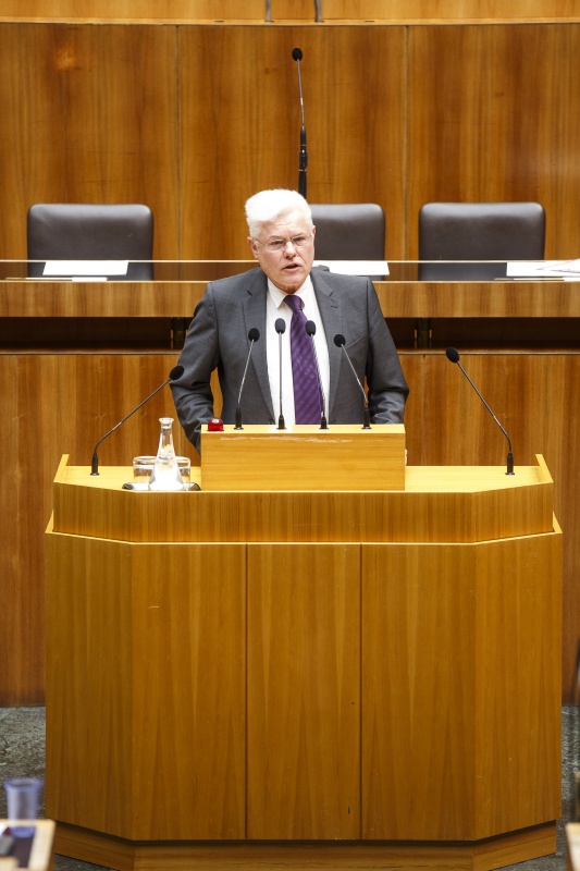 Nationalratsabgeordneter Werner Neubauer (F) am Rednerpult