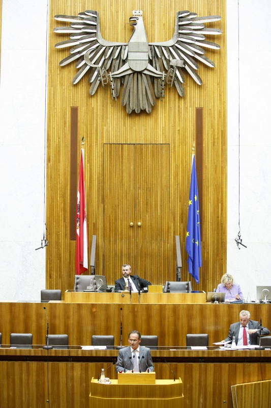 Nationalratsabgeordneter Gabriel Obernosterer (V) am Rednerpult. Auf der Regierungsbank Sozialminister Rudolf Hundstorfer (S). Am Präsidium Dritter Nationalratspräsident Norbert Hofer (F)
