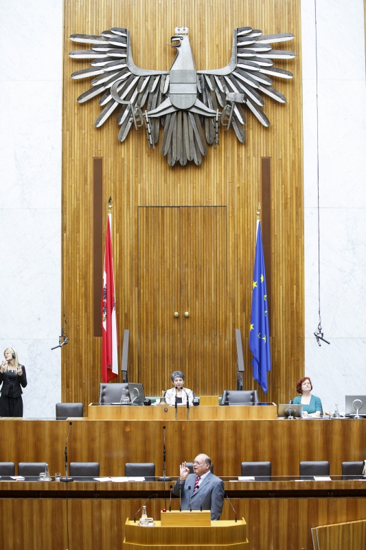 Nationalratsabgeordneter Otto Pendl (S) am Rednerpult. Am Präsidium Nationalratspräsidentin Barbara Prammer (S).