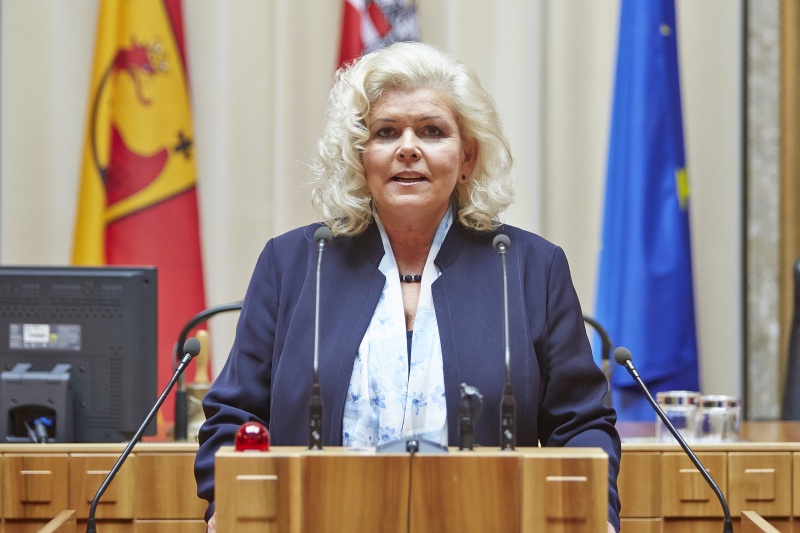 Bundesrätin Brigitte Bierbauer-Hartinger (S) am Rednerpult