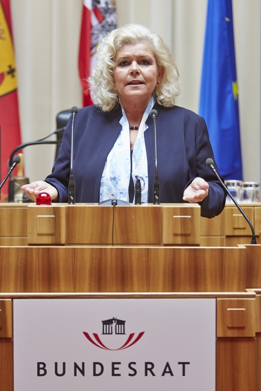 Bundesrätin Brigitte Bierbauer-Hartinger (S) am Rednerpult