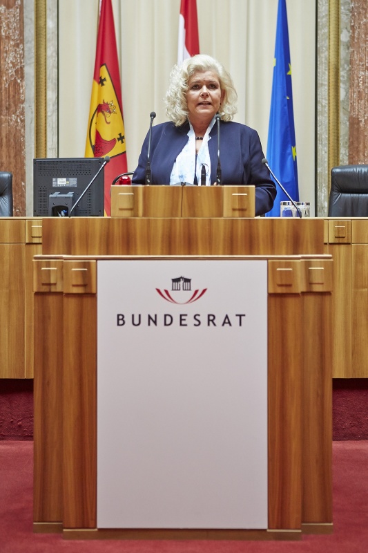 Bundesrätin Brigitte Bierbauer-Hartinger (S) am Rednerpult
