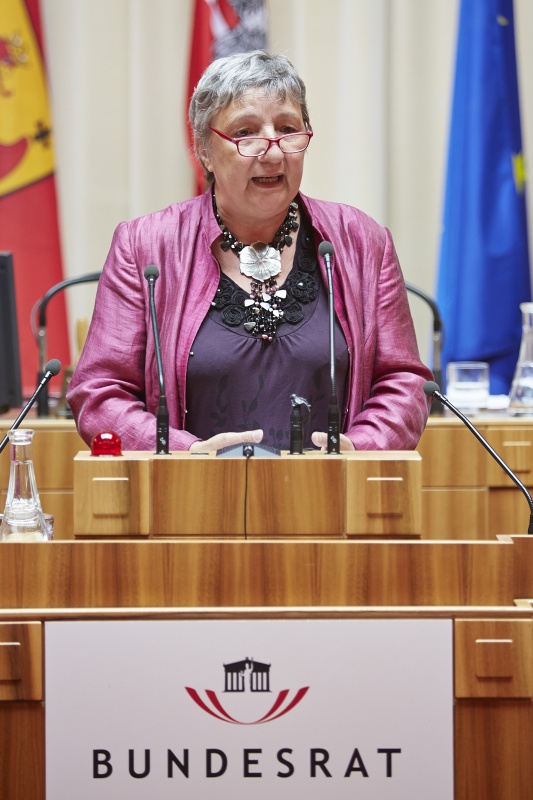 Bundesrätin Inge Posch-Gruska (S) am Rednerpult