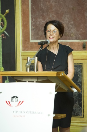 Bundesratspräsidentin Ana Blatnik  (S) bei der Begrüssung am Rednerpult