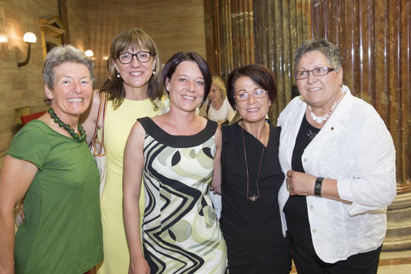 Bundesratspräsidentin Ana Blatnik (4.v.li.) (S) mit VeranstaltungsteilnehmerInnen