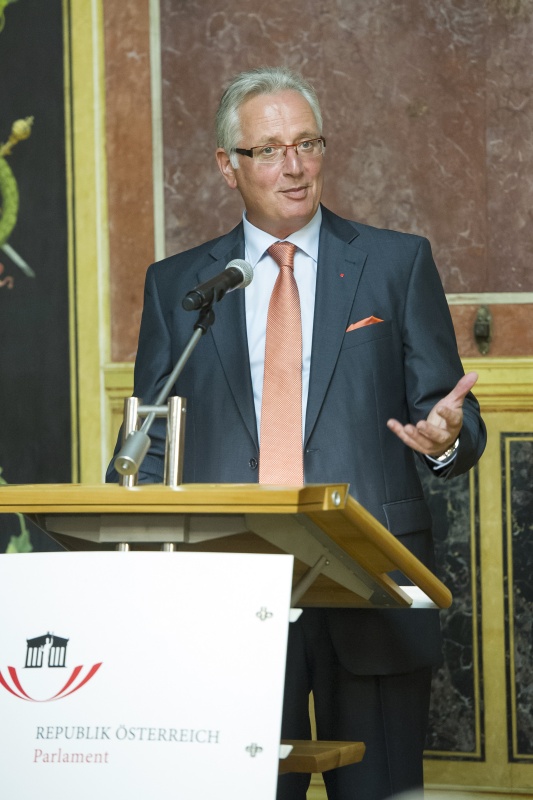 Landtagspräsident Kärnten Reinhart Rohr bei der Begrüssung am Rednerpult