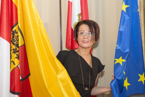Bundesratspräsidentin Ana Blatnik  (S) mit der Kärntner und der EU Fahne