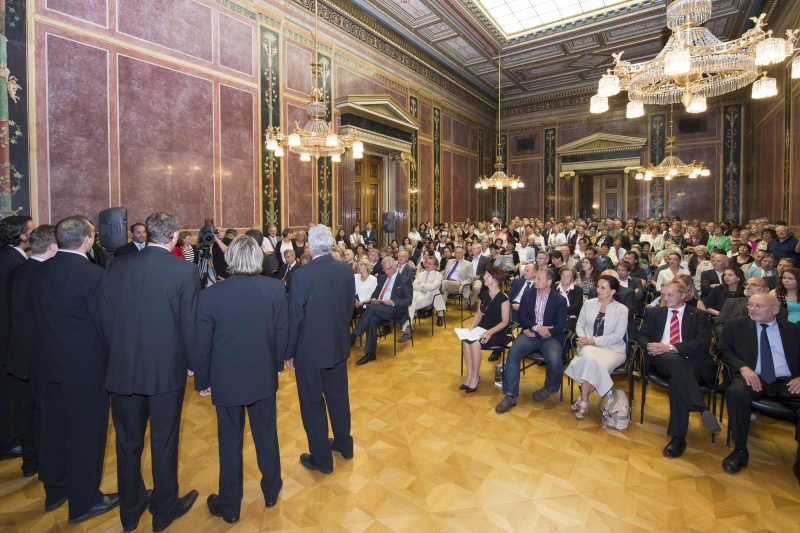 Musikalische Umrahmung durch den Männerchor Bilka. Blick in Richtung VeranstaltungsteilnehmerInnen